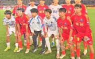 开云体育-徐州vs宿迁赛后，江苏常晋球员合影，苗润东、张桐瑞交换球衣