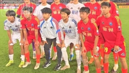 开云体育-徐州vs宿迁赛后，江苏常晋球员合影，苗润东、张桐瑞交换球衣