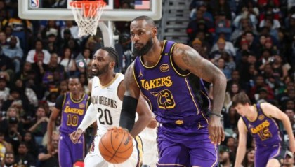 开云体育-39岁詹皇上演末节救赎！200记关键三分历史第一