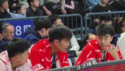 kaiyun体育app-比赛太无聊？周琦带娃看星锐赛 小儿子涂涂看了不到一节睡着了
